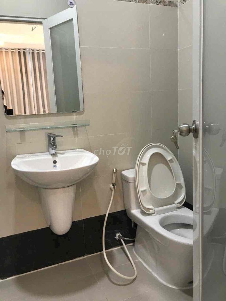 Аренда дома, переулок Нгуен Кием, 4,5x10м, 3 этажа, терраса, 3 спальни, 4 ванные