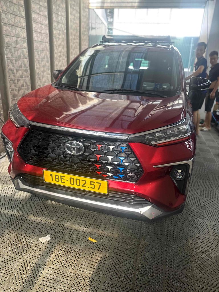 Toyota Veloz Cross 2024 топовая версия красная 7 мест