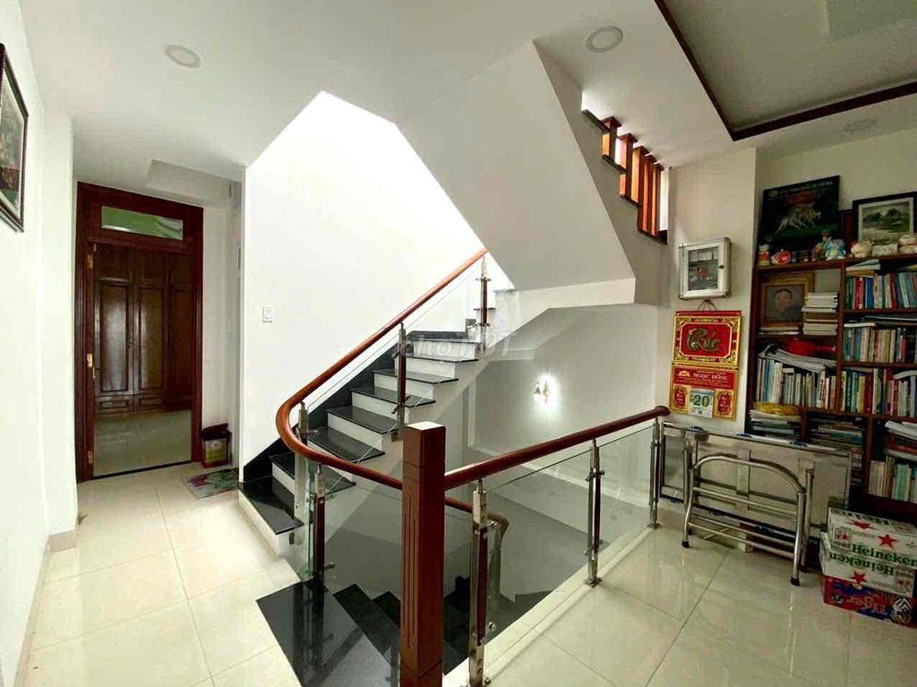 Cho thuê nhà nguyên căn 4 tầng KĐT Hà Quang 2. có 4PN, 4WC. Đường 8m