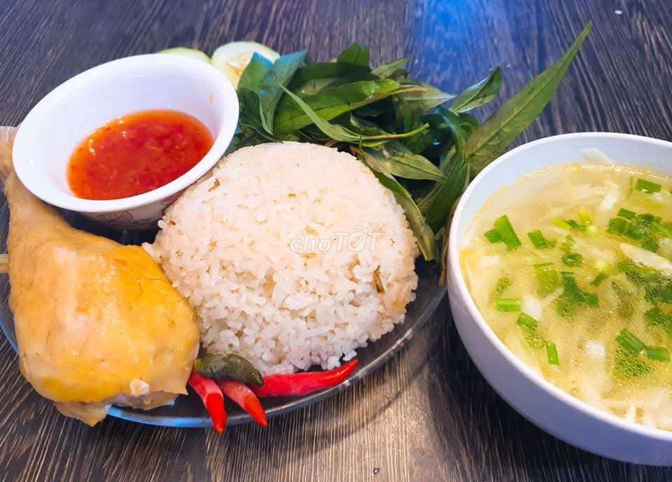 Bán bánh bột lọc và cơm gà Phan Thiết