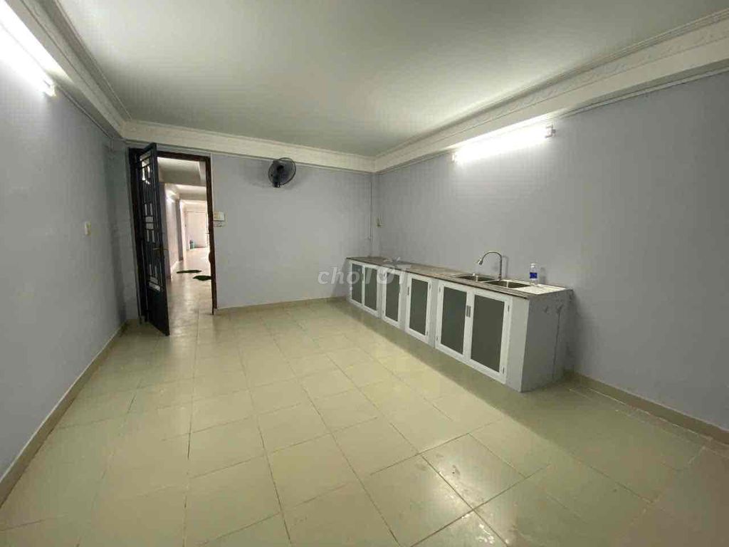 Cho thuê nhà mặt tiền lớn ngay gần Ga T3