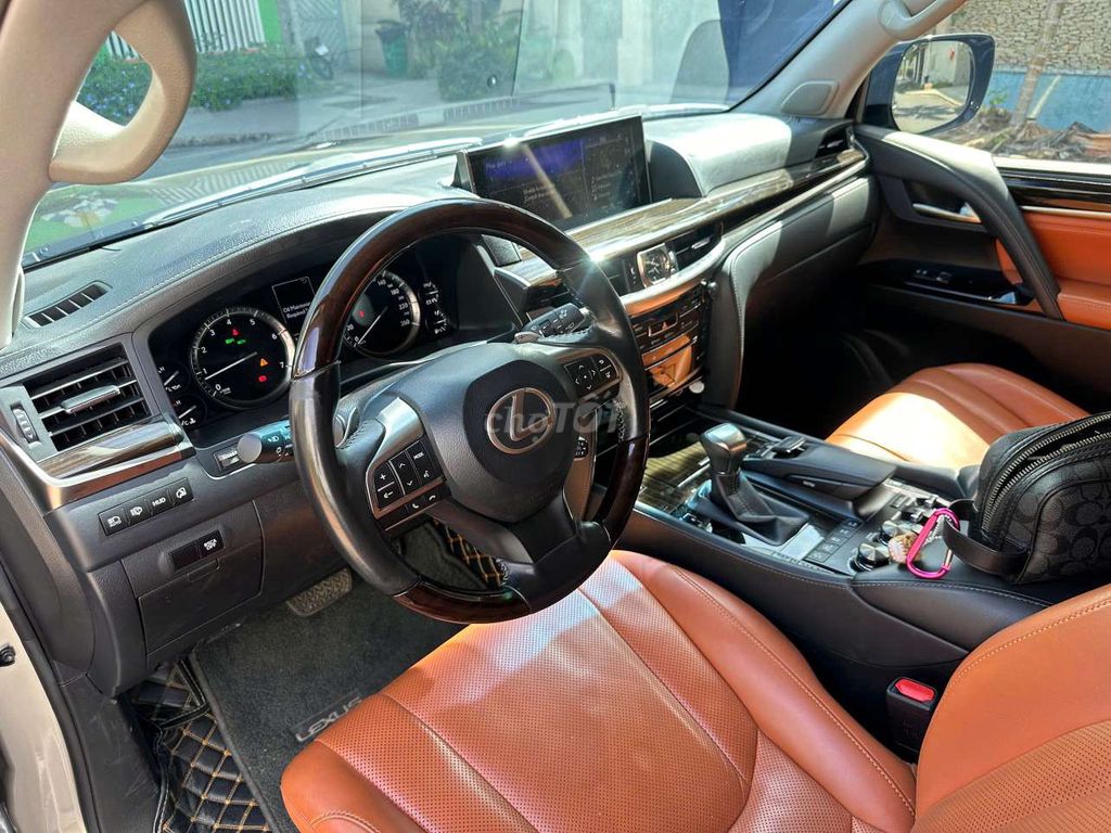 Lexus LX570 2016 lướt nhẹ 53.000km cực đẹp. Mua bán Ô tô tại Quận 7 Tp Hồ Chí Minh được đăng bởi Hoàn Lee Xe Lướt hình 8