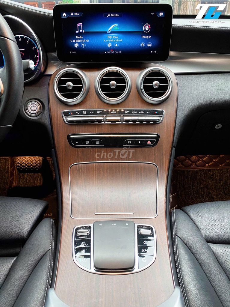 Mercedes GLC200 4Matic 2022 Белый в отличном состоянии