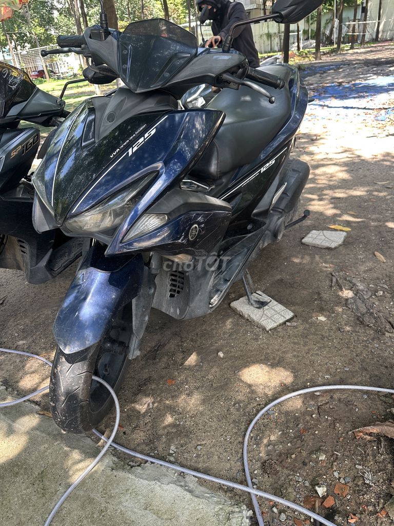 Черно-синий Yamaha NVX 125