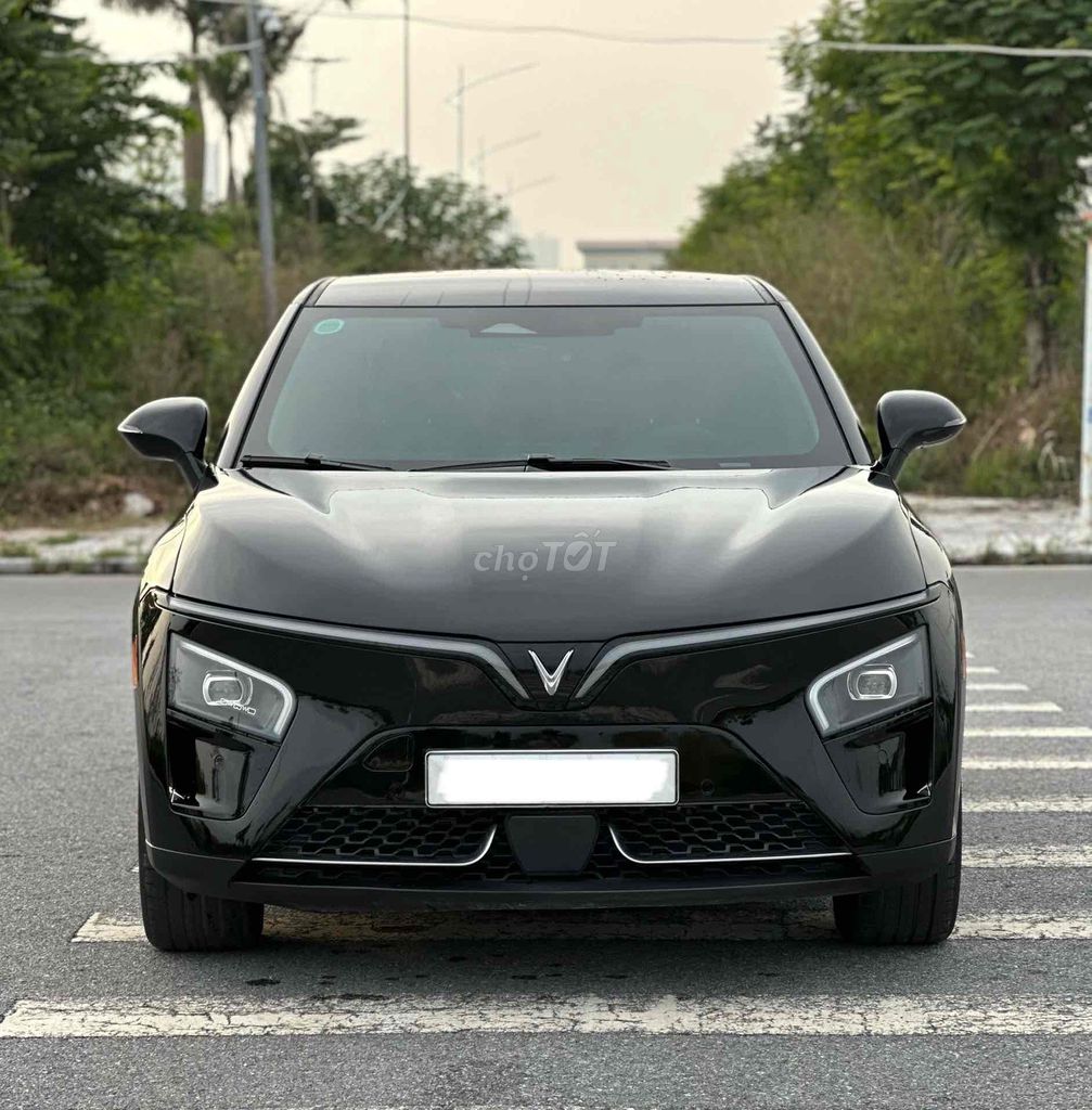 VinFast VF7 черный 2026 7000 км