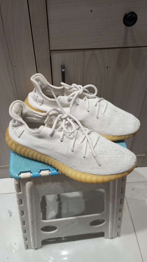 Giày thể thao Adidas Yeezy Trắng Nam 43.5. Mua bán Giày dép tại Quận 7 Tp Hồ Chí Minh được đăng bởi Khoi Vu hình 1