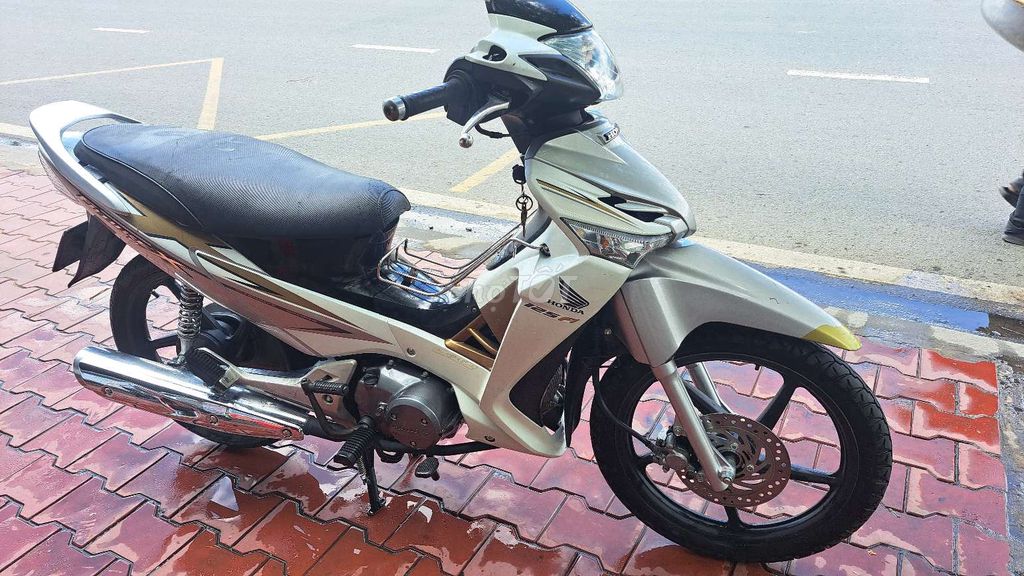 Белый автомобиль Honda Future 125 Fi
