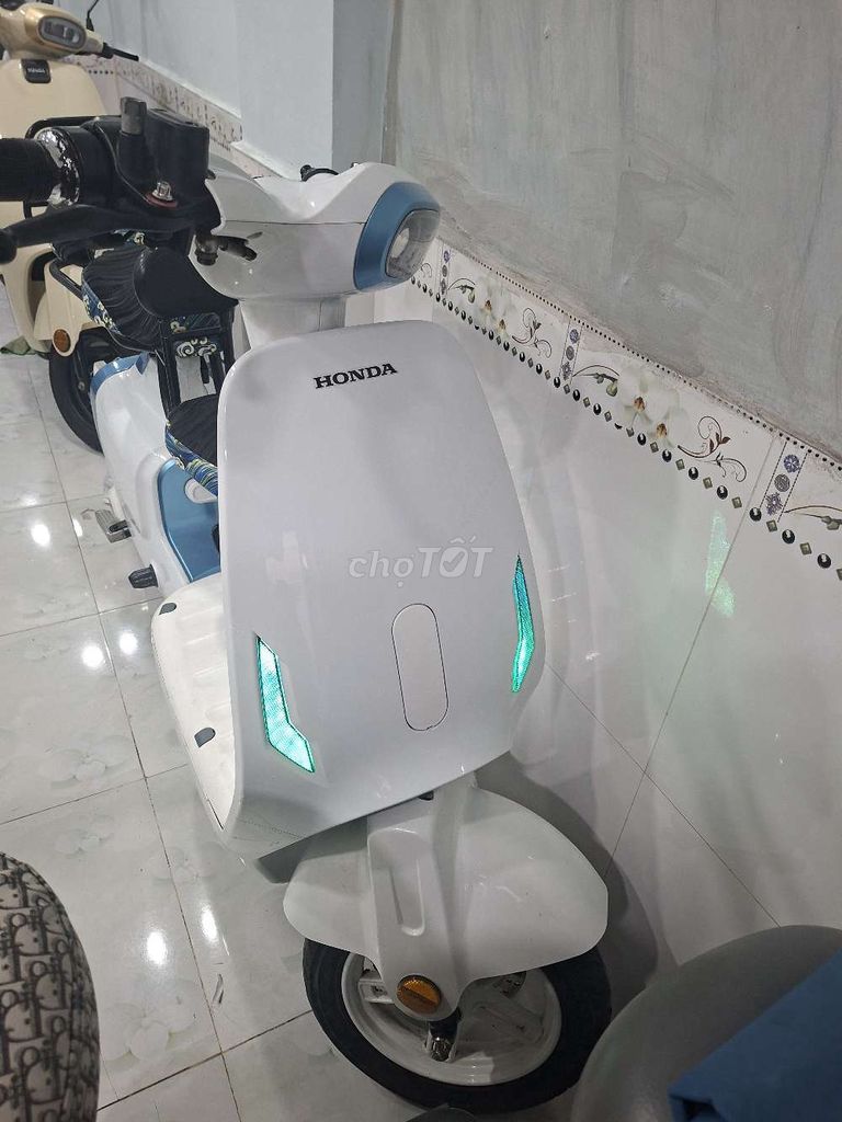 Электроскутер Honda V1 Plus белый