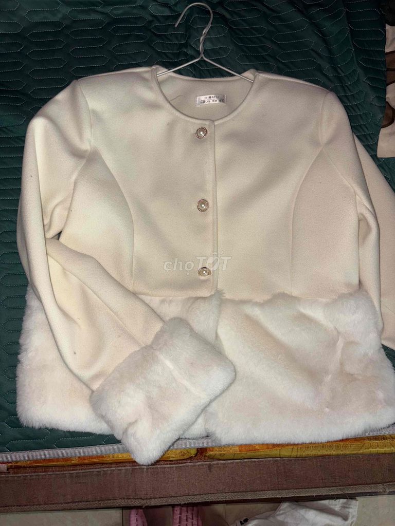 Áo khoác nữ lông trắng ngắn. Mua bán Quần áo tại Thành phố Bắc Ninh Bắc Ninh được đăng bởi Hà Linh hình 1