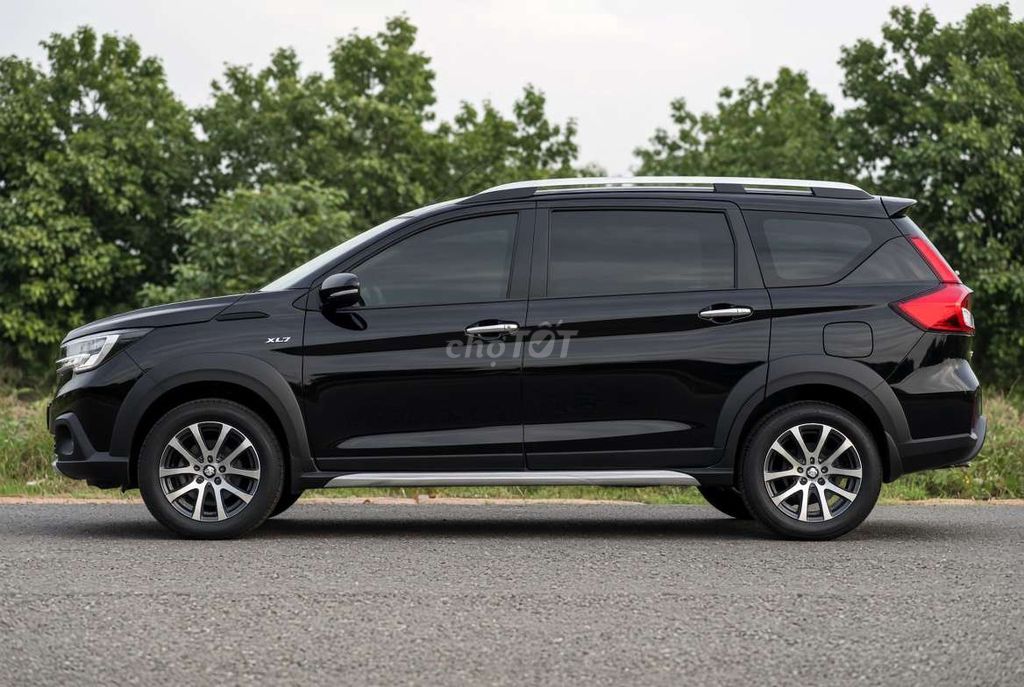 Suzuki XL7 2022 Автомат 7 мест Черный глянцевый