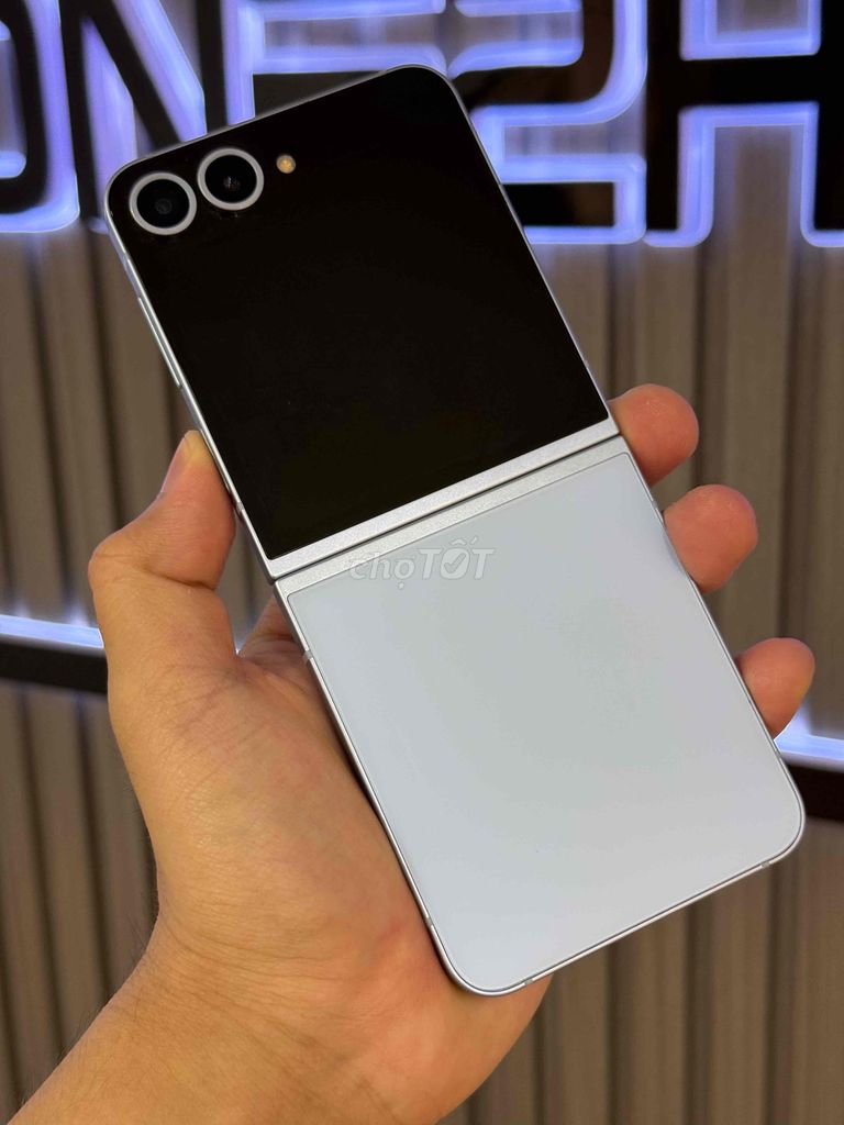 Samsung Z Flip 6 12GB/256GB Bạc. Mua bán Điện thoại tại Quận 3 Tp Hồ Chí Minh được đăng bởi Phone2Hand hình 1