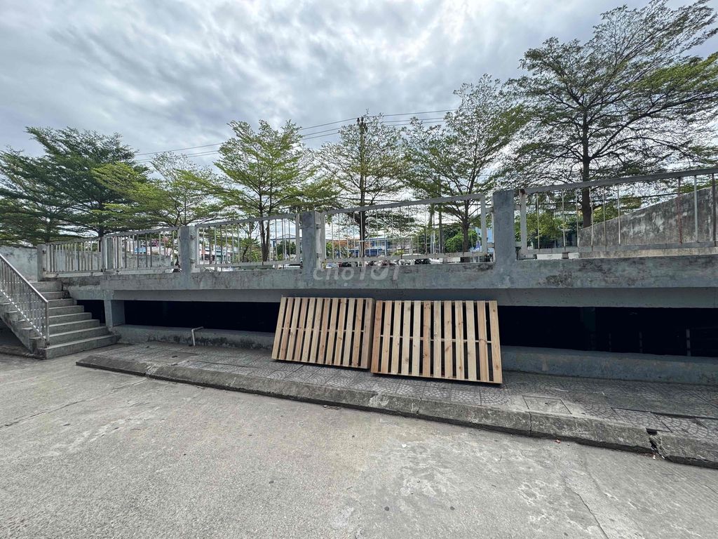 Pallet Gỗ Tự Nhiên Nâu Nhạt Trang Trí. Mua bán Giường, chăn ga gối nệm tại Quận Sơn Trà Đà Nẵng được đăng bởi Không Có Tên hình 1