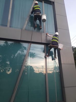 Nhận đu dây chống thấm, lau kính mặt ngoài tòa nhà. Dịch vụ tại Quận Bình Tân Tp Hồ Chí Minh được đăng bởi MINH MINH