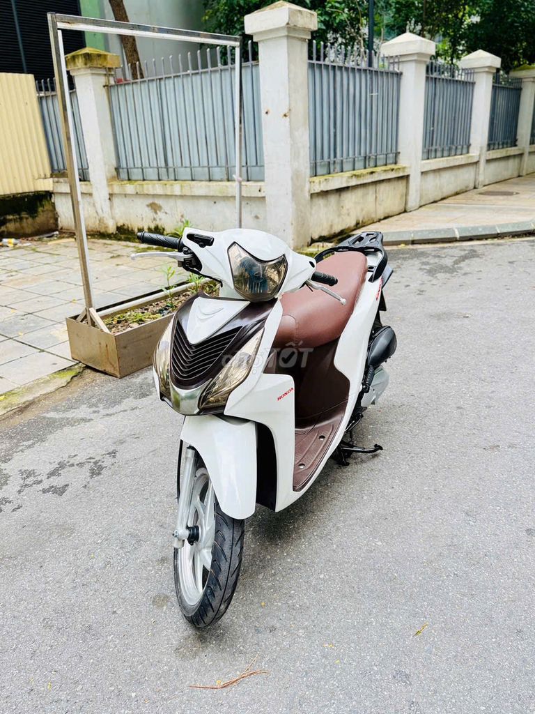 Honda Vision 2017 trắng chính chủ. Mua bán Xe máy tại Quận Bắc Từ Liêm Hà Nội được đăng bởi XE MÁY ÁNH QUÂN hình 1