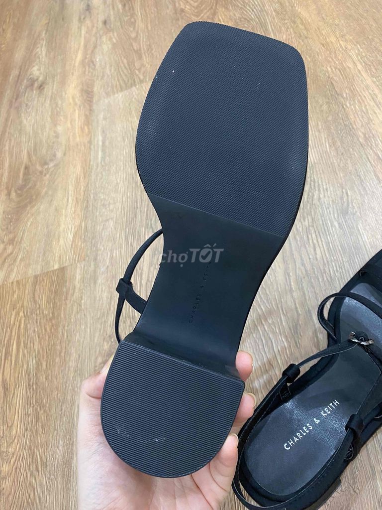thanh lý Sandal Cherles & keith size 37