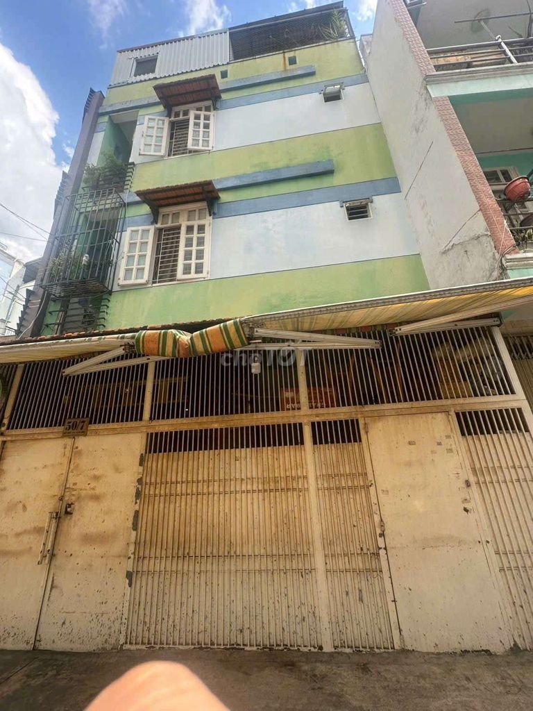 Дом по переулку для автомобилей Hiệp Nhất, ширина 7 м, 4 этажа, недорого