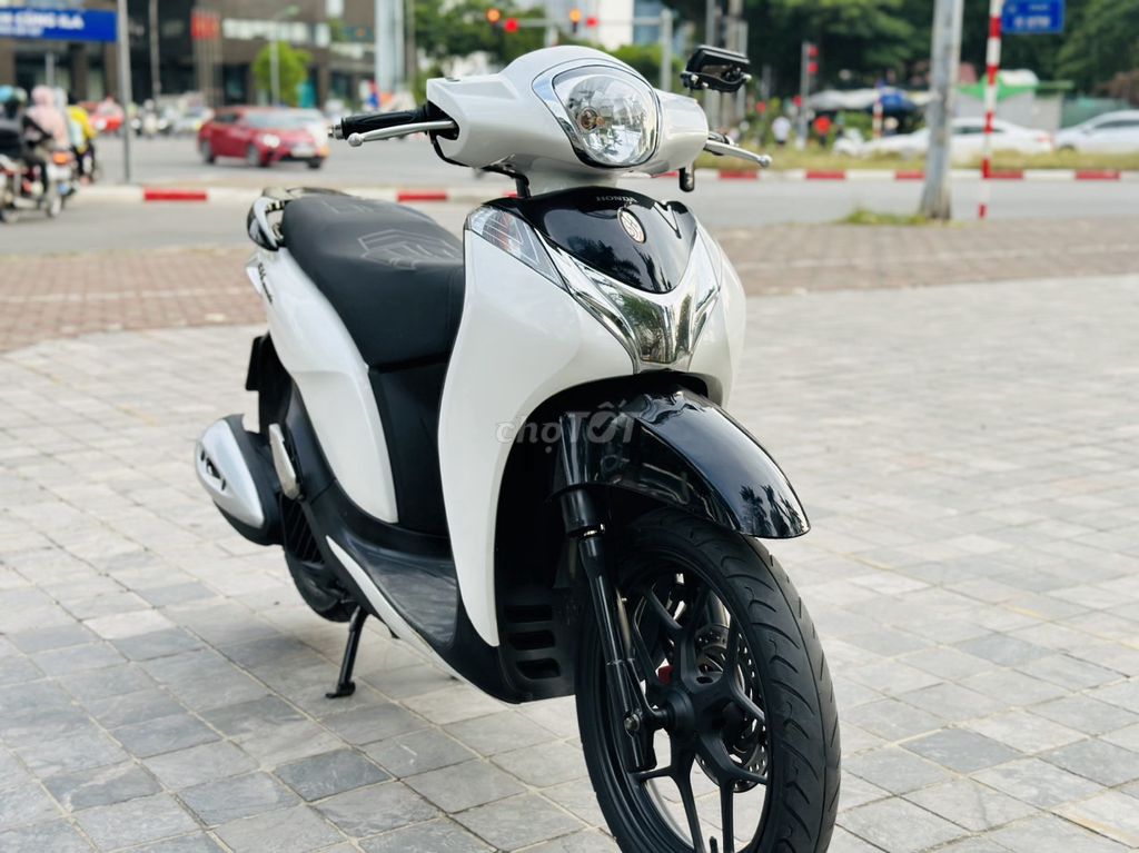 Honda SH Mode бело-черный, родной мотор, красивый мопед