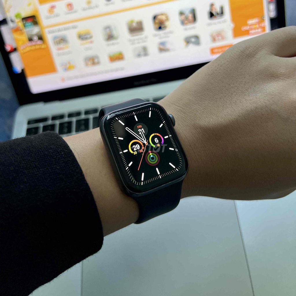 Apple Watch Series 4 LTE 44mm NIKE đen 99%