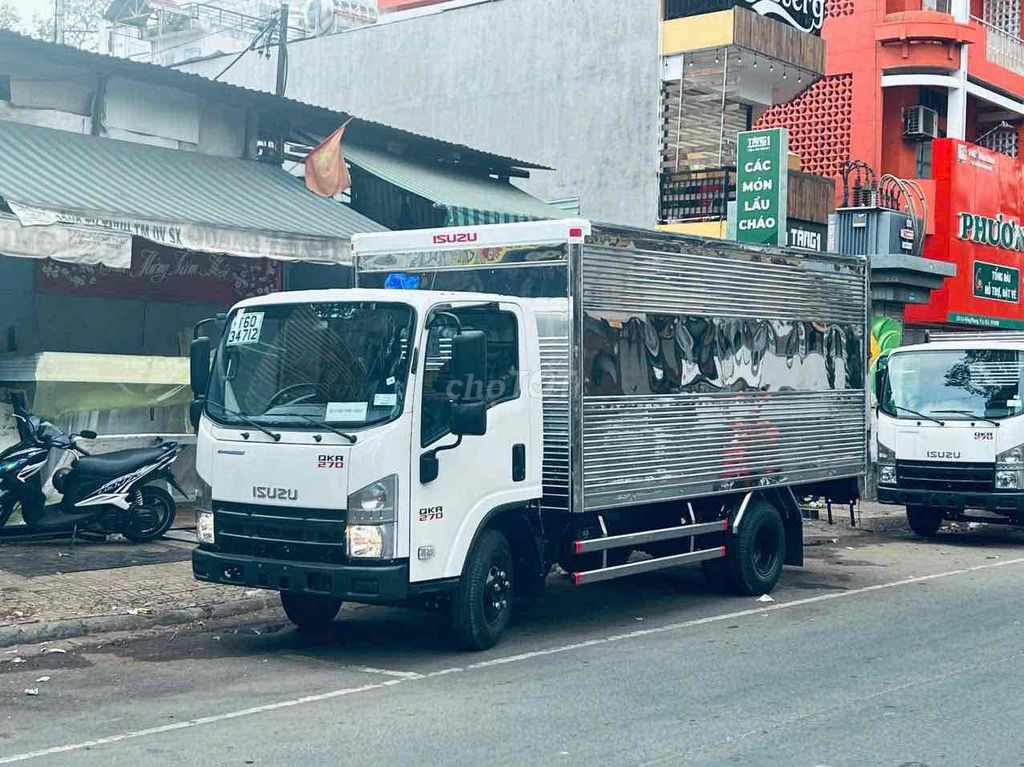 isuzu QKR thùng kín 2024