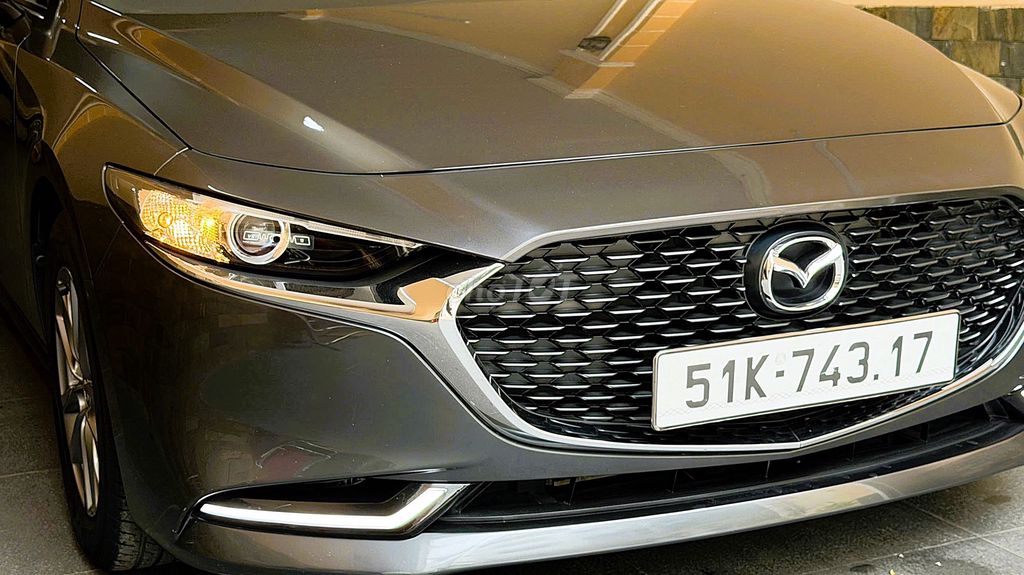 Mazda 3 Luxury конец 2023 г., цвет серый титан, в отличном состоянии
