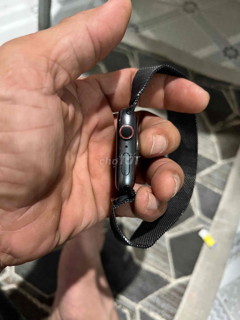 Apple Watch Series 5 LTE cần giao lưu Samsung Watc
