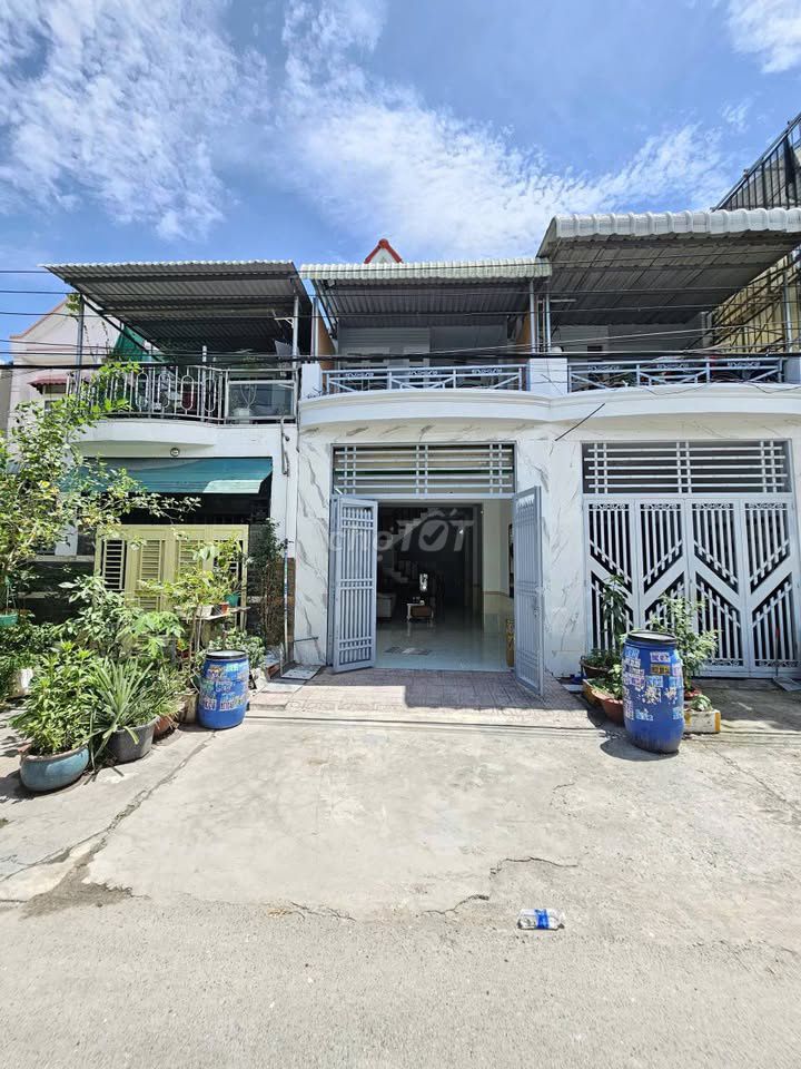 Bán Rẻ nhà trệt lầu - sân ô tô KDC gần Vincom 550 Dĩ An