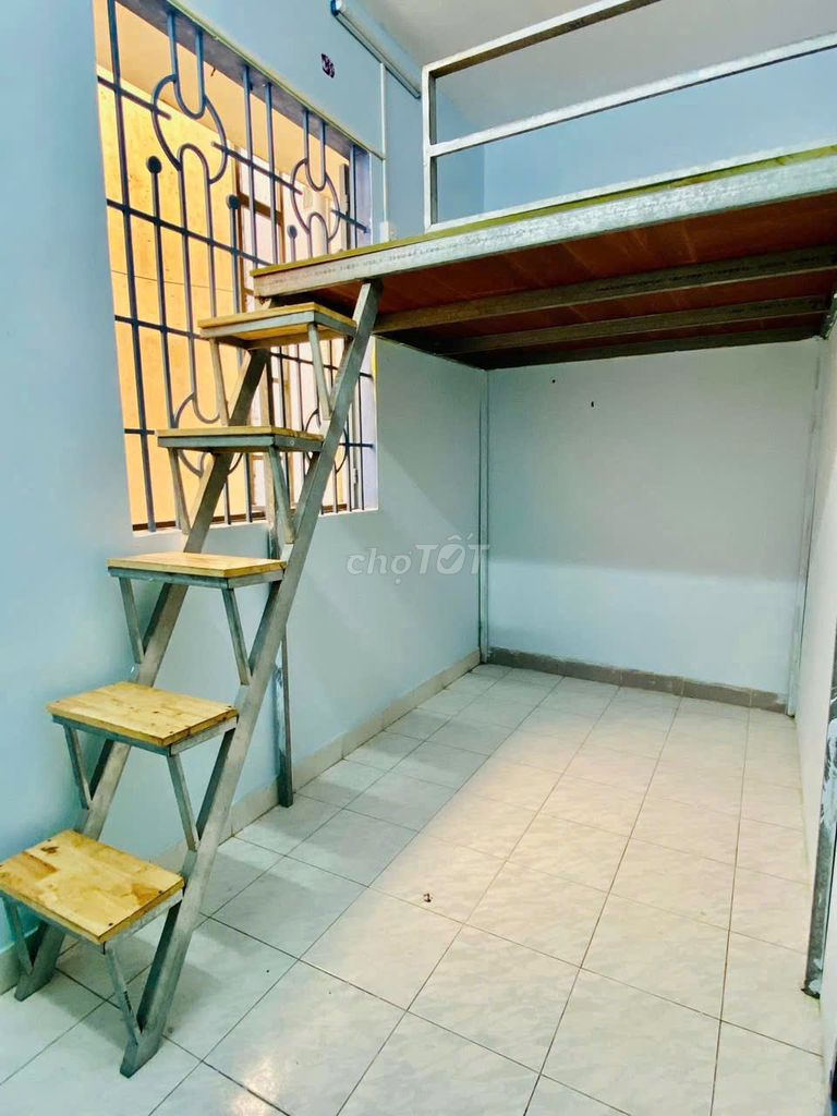 Phòng Gác-Vincom phan văn trị, cách ĐH công nghiệp CS 1(5' đi bộ )