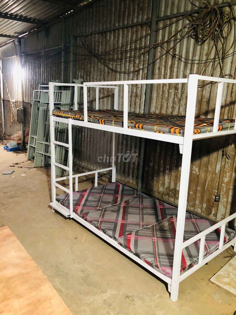 Giường tầng kim loại trắng. Mua bán Giường, chăn ga gối nệm tại Quận Bắc Từ Liêm Hà Nội được đăng bởi Khiên Nguyễn hình 1