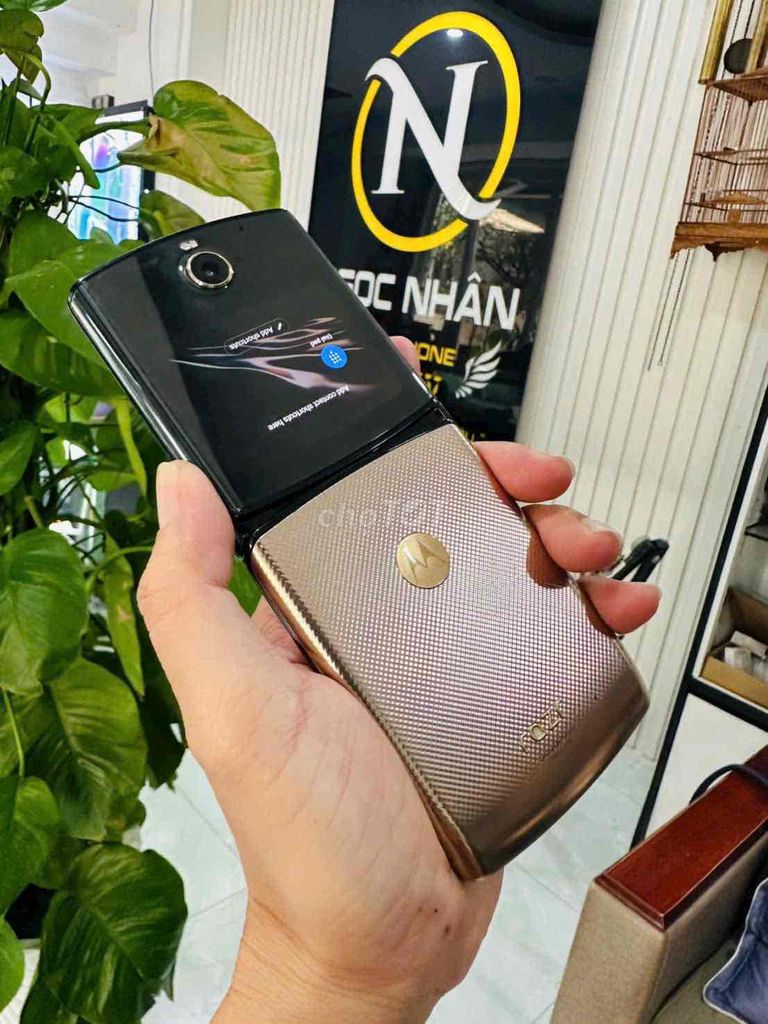 Motorola Razr 2020 128GB Vàng zin chất đẹp99%. Mua bán Điện thoại tại Thành phố Biên Hòa Đồng Nai được đăng bởi Oanh Hoang hình 1