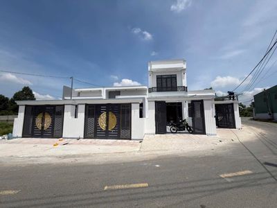 Nhà lầu tân cổ điển mặt tiền đường nhựa, Bến Cát