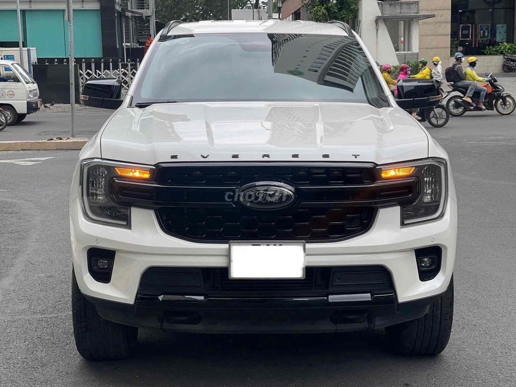 Cần bán xe ford everest sport 2023 màu trắng