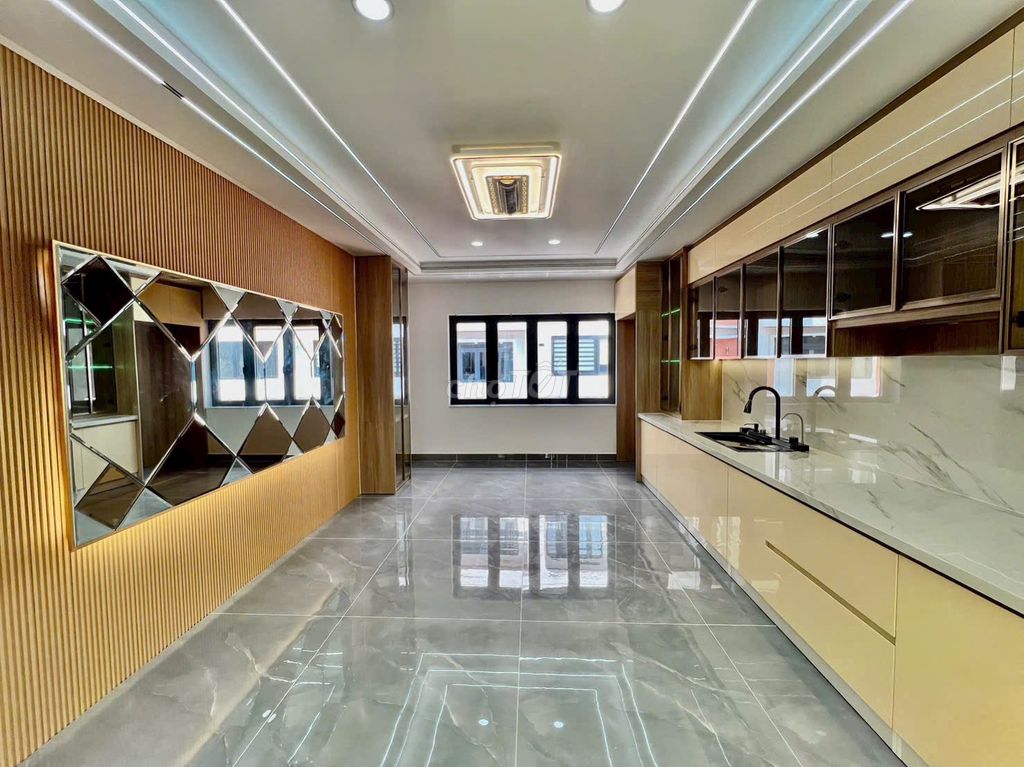 Дом 70 кв.м (4x17.5 м), 5 этажей, пл. 255.3 кв.м, 5 спален, 6 санузлов, переулок 5 м с тротуаром