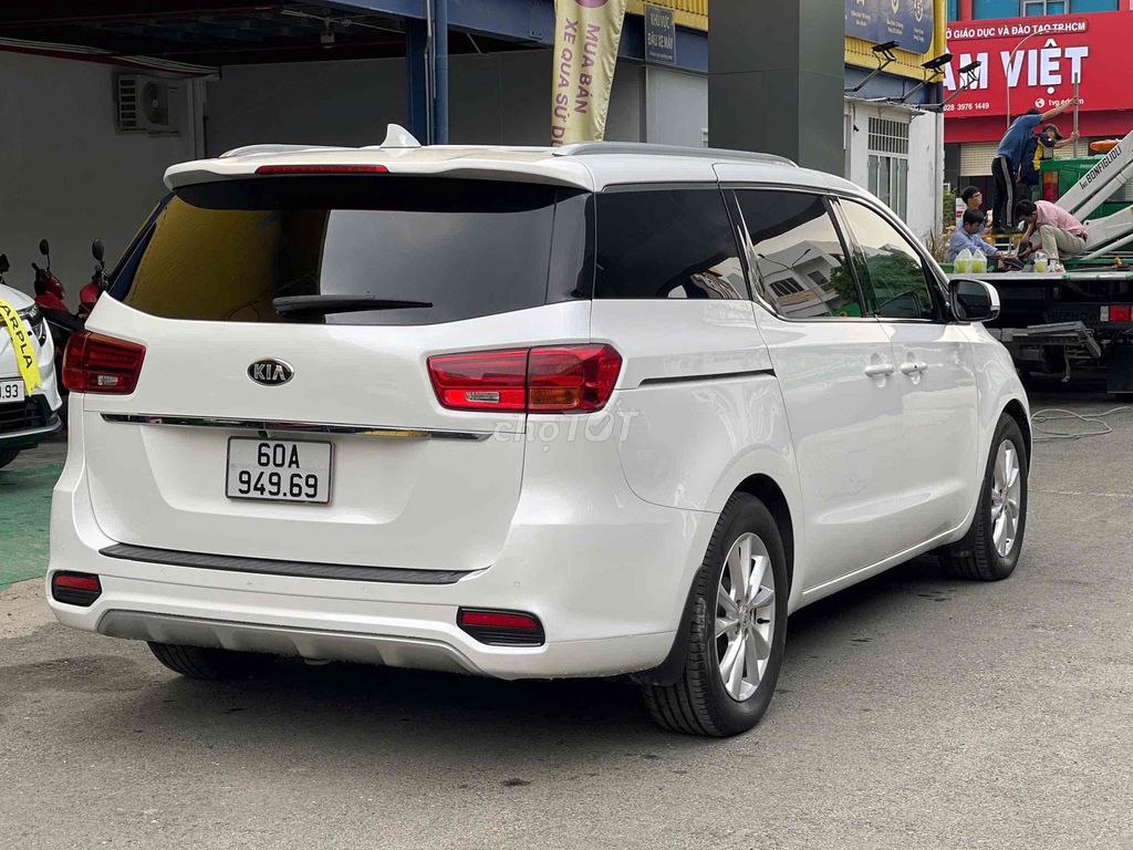 Kia Sedona белая 7 мест