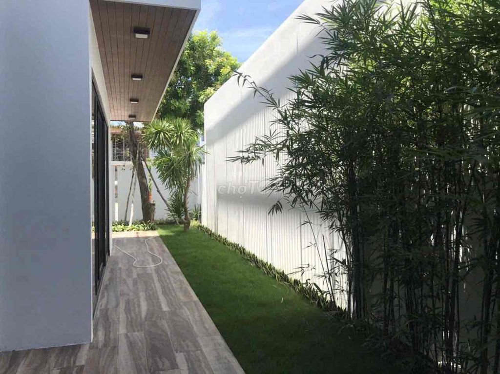 Modern 5-bedroom villa with gym and garden in Nam Việt Á — photo 5