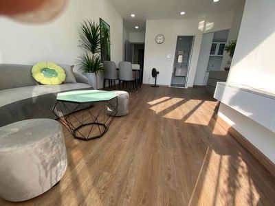 Nhà đẹp ở ngay căn góc chung cư nguyễn chí thanh(2pn )
