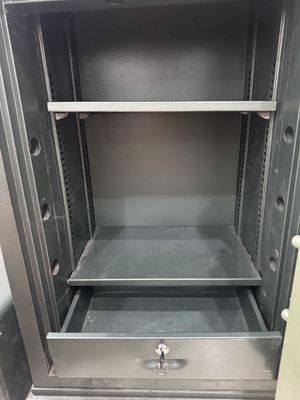 Dọn nhà thanh lý bàn và két sắt. Mua bán Bàn ghế tại Quận Hai Bà Trưng Hà Nội được đăng bởi Nguyễn văn thành
