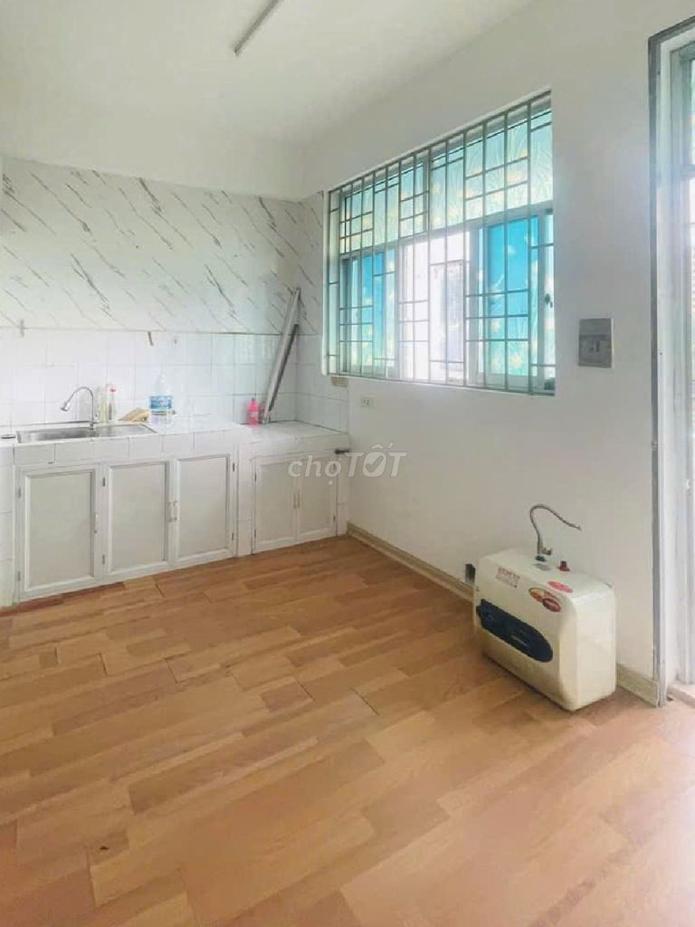 Mặt bằng Nguyễn Văn Huyên, 100m2, ôtô tải đỗ cửa tiện văn phòng, kho.