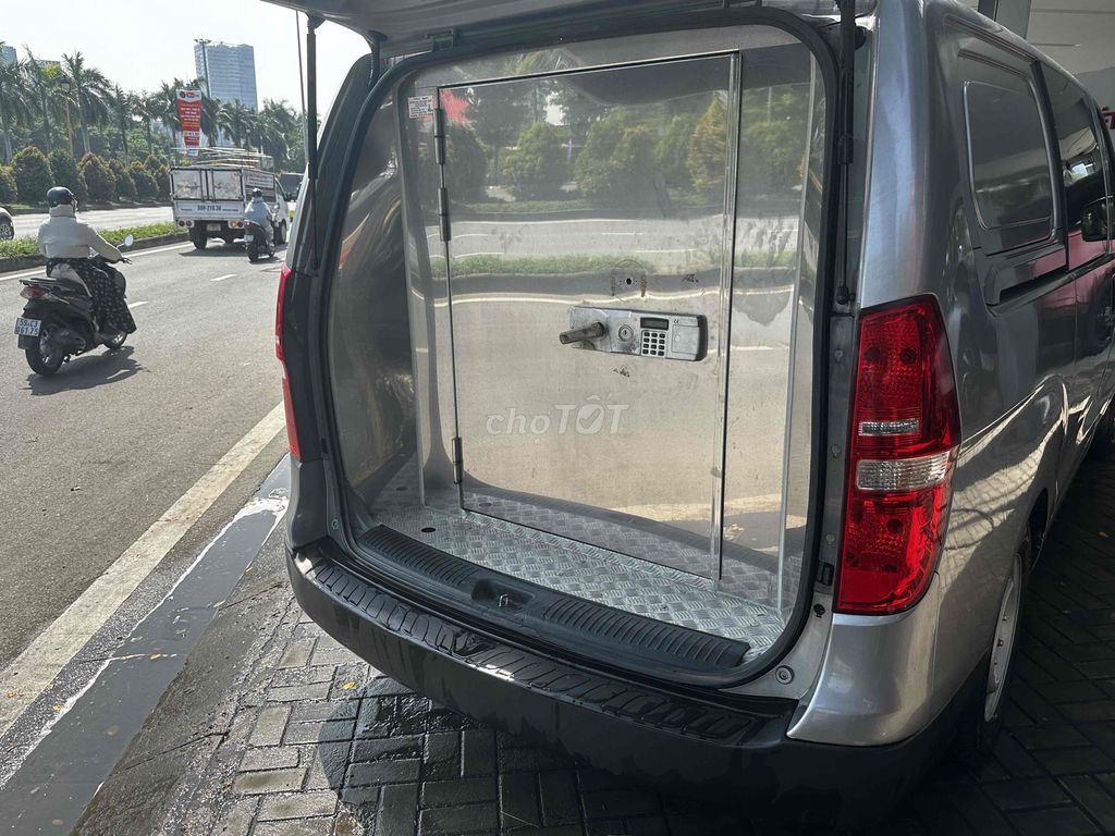 Cần Bán chiếc Hyundai Starex 2011 Xám. Mua bán Ô tô tại Quận 7 Tp Hồ Chí Minh được đăng bởi Hoàng Trung hình 8