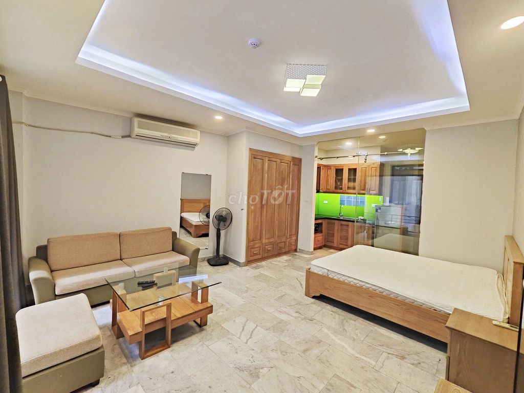 Студия 40 м², с мебелью, большие окна, Kim Ma, Ba Dinh