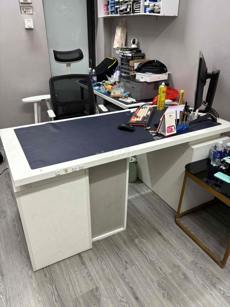Bàn làm việc Gỗ Trắng 1m7x70cm 2 hộc tủ. Mua bán Đồ dùng văn phòng tại Quận Hoàng Mai Hà Nội được đăng bởi Mr Đạt Vinfast hình 1