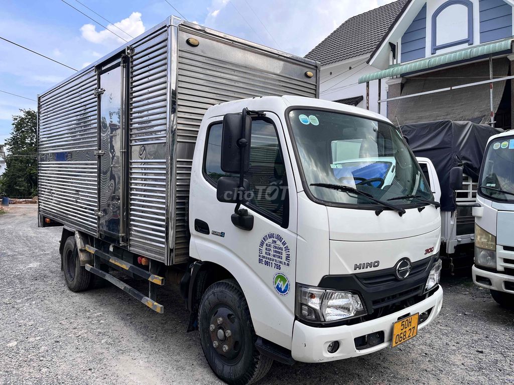 Hino Xzu650 2020 tải 1tấn8 thùng mui bat 4m55 zin