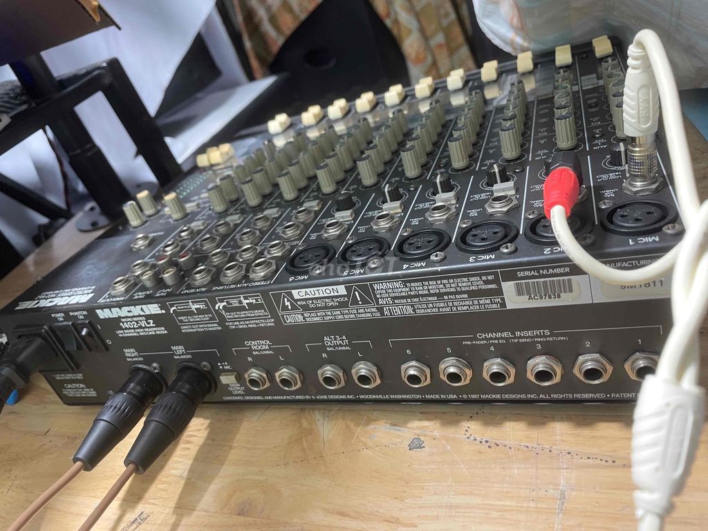 mixer bàn mackie. 1402