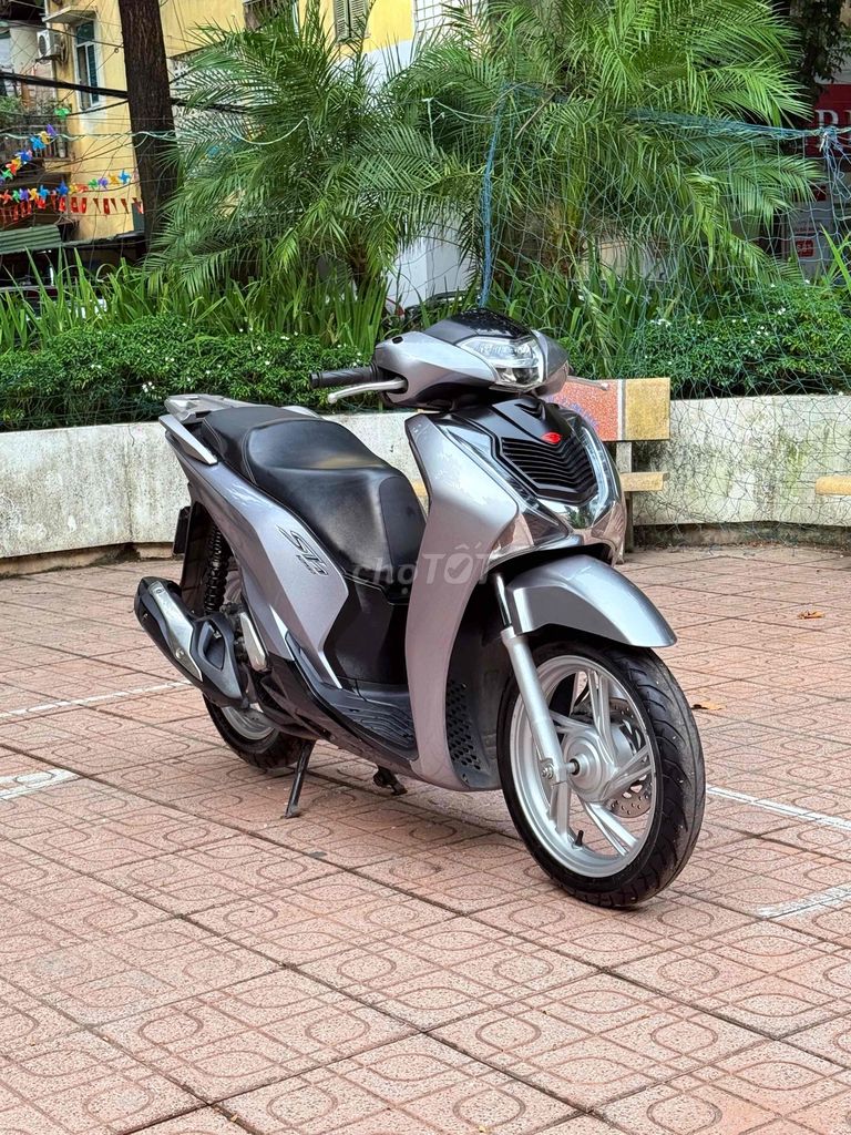 Honda SH125 CBS 2019 Платиновый серебристый, в отличном состоянии