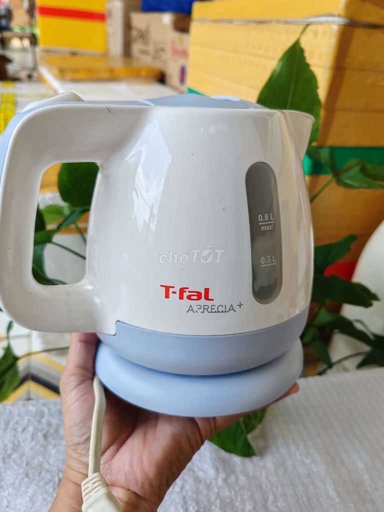 Ấm đun sôi T-FAL

Đẹp , 0.8 lít 
.
Xài điện 100V