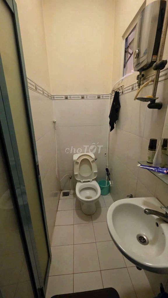 Фасад в жилом квартале Бинь Фу, 3x10, 1 этаж + 1 мансарда, литой, 2 спальни