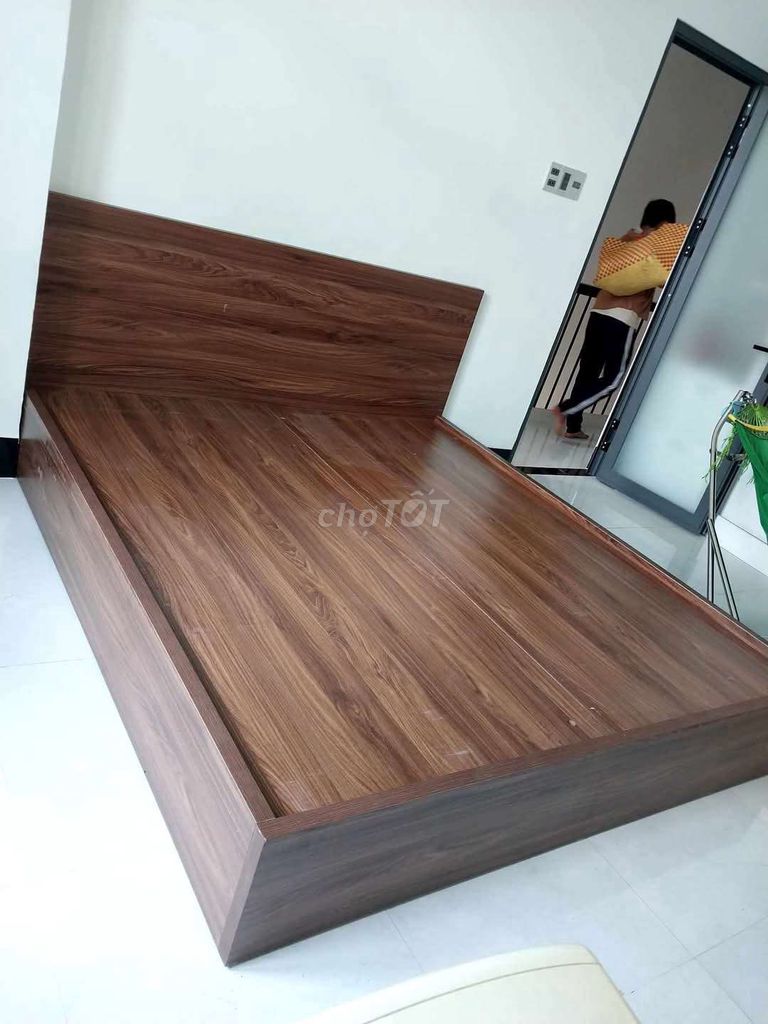 Giường gỗ mdf nâu trơn 2 hộc kéo neyy