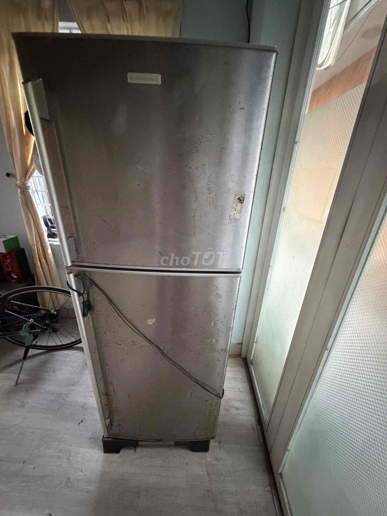 Tủ lạnh Electrolux ETB29000SC-RVN Bạc. Mua bán Tủ lạnh tại Quận Hải Châu Đà Nẵng được đăng bởi Vinh Le hình 1