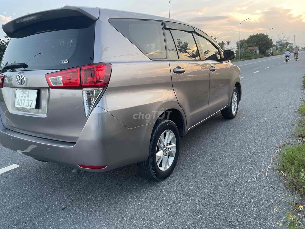 Toyota Innova E 2017 механическая коробка коричневый