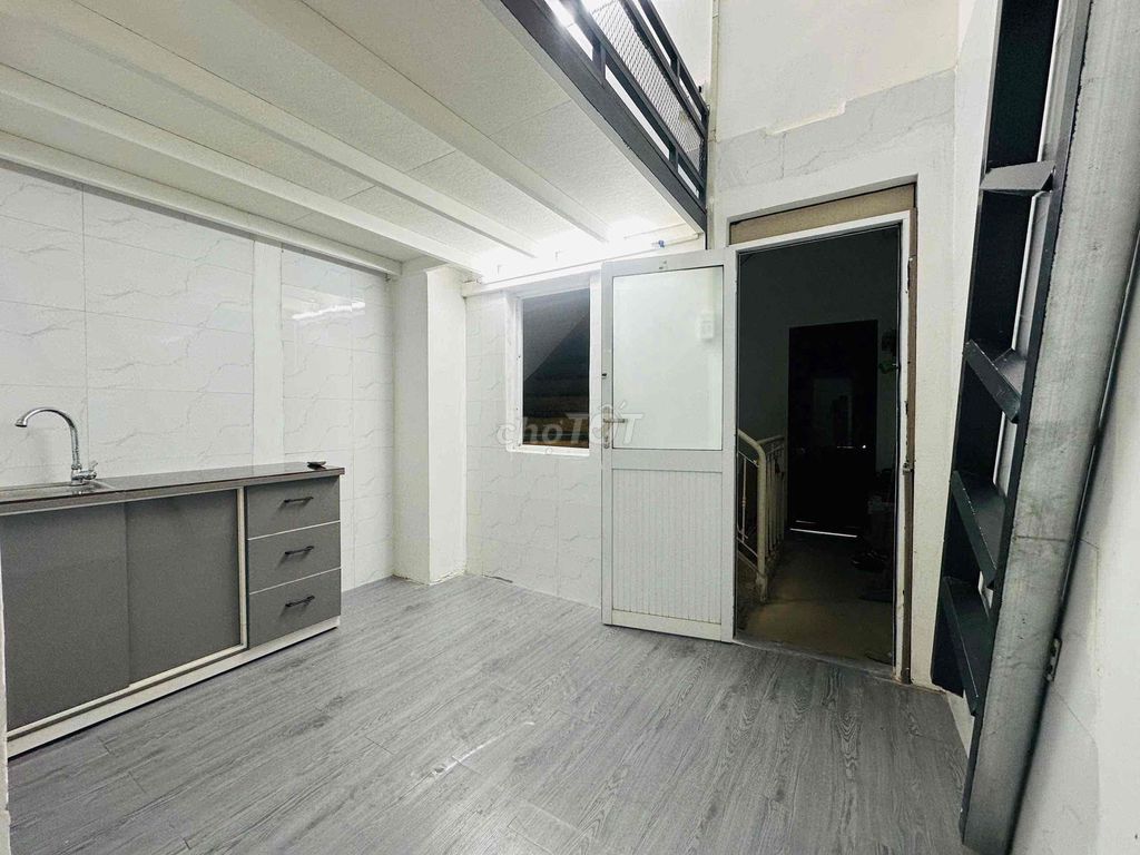 Phòng gác bếp wc cửa sổ thoáng mát máy lạnh có tủ lạnh