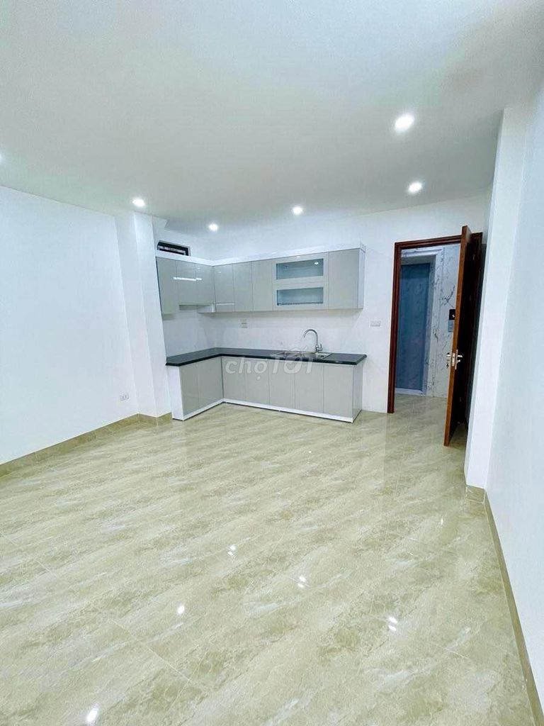Продается дом площадью 40 м², 6 этажей с лифтом, 3 просторных угловых участка, город Тханьмин - Ван Миеу